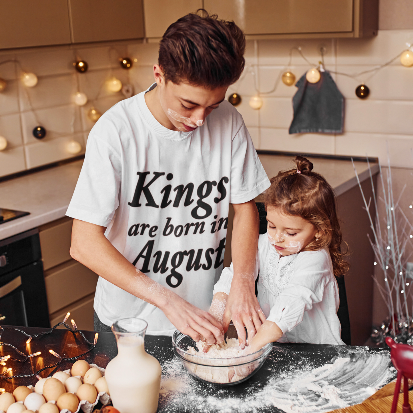 KINGS ARE BORN IN AUGUST MEN'S T-SHIRT Pictures Forever
